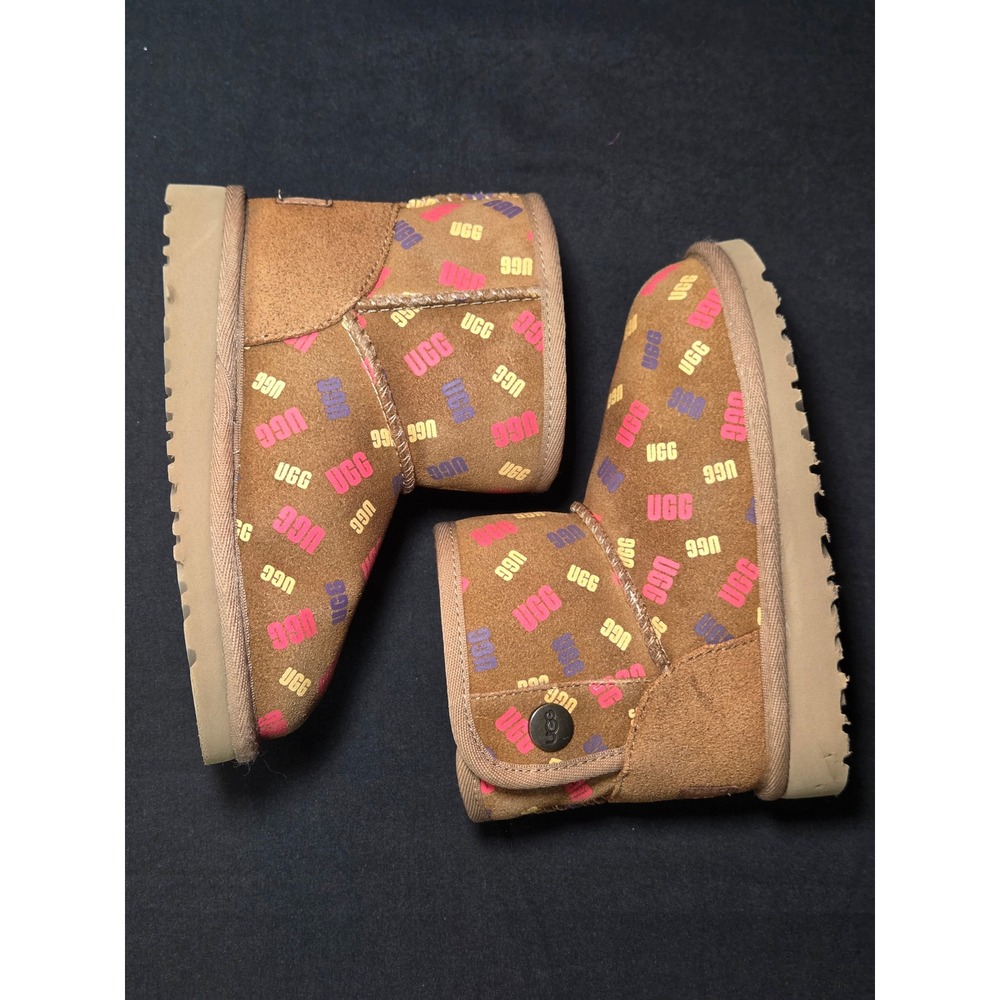 UGG Toddler‎ Mini Bailey Button Logo Print Chestnut Boots 1153635T Size 9
